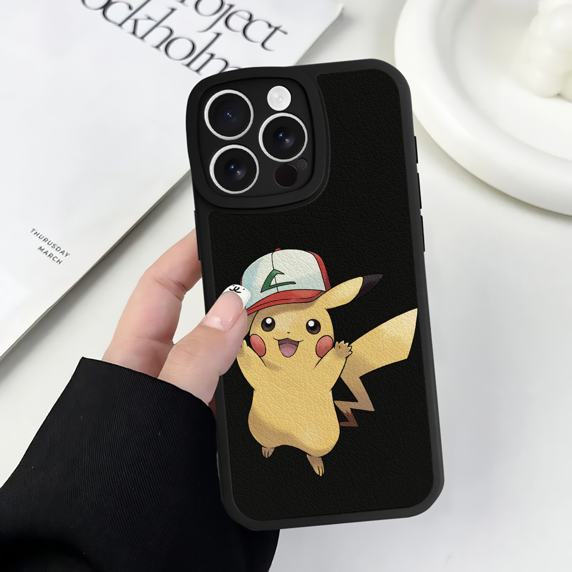 （画像用） ポケットモンスター Pokémon 【iPhone 16シリーズ対応】シリコンスマホケース（レザー調） 材質：シリコン